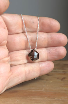 Collana con quarzo fumè di forma irregolare di 15x14 mm di eccellente qualità, montato su catena diamantata in argento 925
