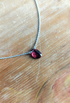 Collana con granato di forma irregolare di 10x7 mm di eccellente qualità, montato su catena diamantata in argento 925