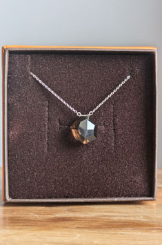 Collana con quarzo fumè di forma irregolare di 15x14 mm di eccellente qualità, montato su catena diamantata in argento 925