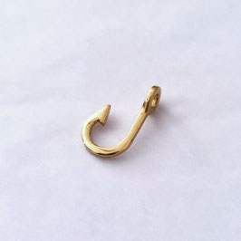 T'AMO - Ciondolo a forma di amo da pesca in oro 18kt, realizzato su ordinazione con cura artigianale - Calcagnini Gioielli