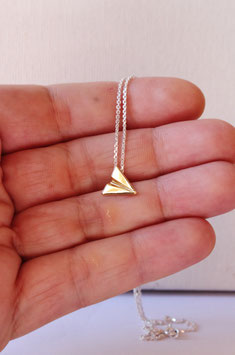 ORIGAMI - piccolo ciondolo aeroplano di carta realizzato in oro 9Kt con catena d'argento