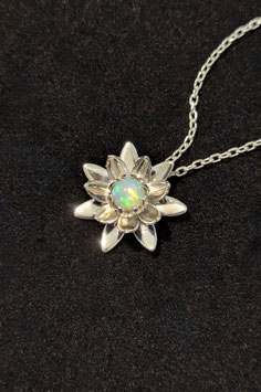 Collana Ninfea in Argento 925 con Opale Etiope Naturale