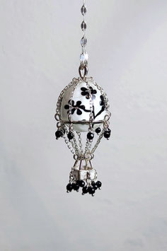 Mongolfiera bianca e nera