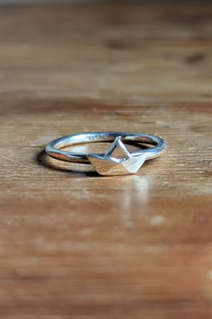 Anello in argento con barchetta di carta