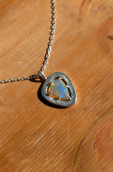 Collana con ciondolo in argento 925 con uno splendido opale etiope di 2,64 ct