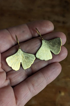Grandi orecchini pendenti con foglie di ginkgo in ottone