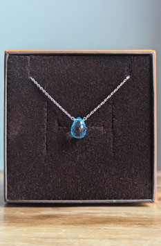 Collana con un topazio azzurro a forma di goccia di 10x7 mm di eccellente qualità, montato su una catena di argento 925 diamantata