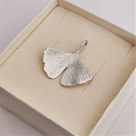 Ciondolo ginkgo biloba misura media - foglia di ginkgo fatta a mano in argento 925