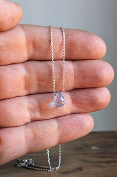 Collana con un topazio azzurro a forma di goccia di 10x7 mm di eccellente qualità, montato su una catena di argento 925 diamantata
