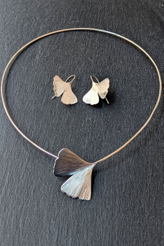Parure composta da girocollo e orecchini pendenti con foglie di ginkgo
