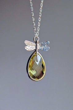 Collana girocollo in argento 925 con una libellula e un grande quarzo limone tagliato a goccia