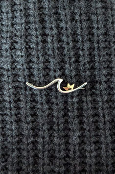 ONDE ANOMALE - Spilla fatta a mano in argento sterling e in oro 9kt con barchetta di carta e onda