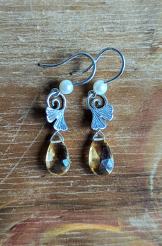 Orecchini pendenti in argento con foglie di ginkgo, quarzi citrini e perle