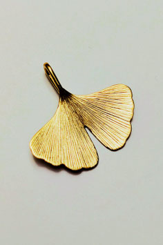 Ciondolo a forma di foglia di ginkgo biloba in ottone - misura media