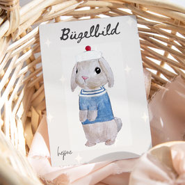 Bügelbild Hase im Marine Kostüm