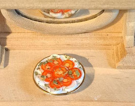 EF020 Mozarella mit Tomaten und Basilikum auf Porzellanteller