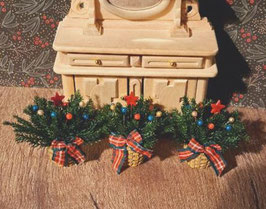 EF078 Weihnachtsgesteck, Adventgesteck mit bunten Kugeln und Stern im Topf aus Geflecht (Resin) mit Masche