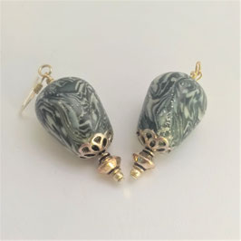 82. Boucles d'oreilles grises
