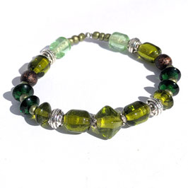 25. Bracelet vert