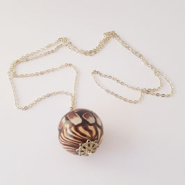 33. Collier long boule marron