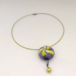 8. Collier raz du cou parme