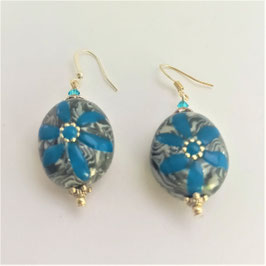 83. Boucles d'oreilles fleurs bleue