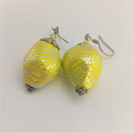 84. Boucles d'oreilles jaunes
