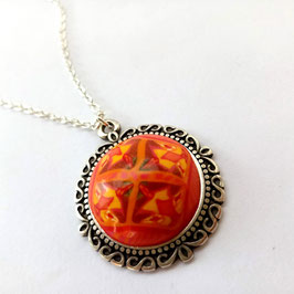 30. Collier court médaillon orange