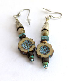 FBO86. Boucles d'oreilles fleur bleue