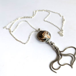 23. collier pompon sable