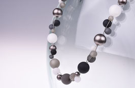 Geflochtene Polariskette "Bina", original italienische Polaris Perlen mit farblich angepassten metallic Akzenten in klassischem Schwarzweiß