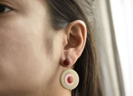 Langer Ohrstecker 'Lia', interessante Mischung aus Ohrstecker und Ohrhänger, 8mm Ohrstecker aus Polaris in Bordeaux mit Kreisen in Hellgrau und Rosa und Puderrot im Zentrum (Mod.Nr. 3041-25)