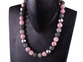 Halskette “Tilda”, elegante Materialmixkette aus Polaris- und verschiedenen Akzentperlen in Rosa- und Grautönen, Akzente in hellem Silber