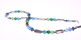 Zarte Halskette 'Emilia', hochwertige geschliffene Glasperlen und interessante unregelmäßig geformte Metall Elemente, Blau- und Grüntöne