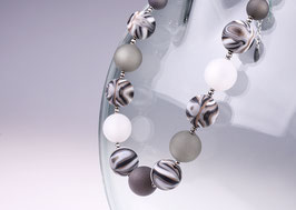 Große originelle Damenkette "Jana" , Mischung aus Polaris- und gemusterten Zebra Perlen in Schwarz, Weiß und Grau