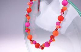 Damenkette "Leonora", auf 3 Fäden verflochtene Polaris-, Acryl- und Glasperlen in Orange-, Rot- und Pinktönen