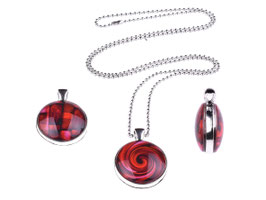 Lange Kette "Sabrina", 70cm lange Kugelkette mit einem zweiseitigen Anhänger mit farblich abgestimmten graphischen Motiven in dunklem Rot unter Glas Cabochons (Mod.Nr. 2300W20-3)