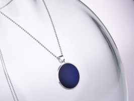 Lange Damenkette 'Stina', 25mm Polaris Cabochon in einem Anhänger aus Edelstahl an einer 70cm langen zarten Kugelkette, Marineblau (Mod.Nr. 3044-6)