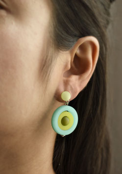 Langer Ohrstecker 'Lia', interessante Mischung aus Ohrstecker und Ohrhänger, 8mm Ohrstecker aus Polaris in Mint mit Kreisen in Aqua und Neongrün und Oliv im Zentrum (Mod.Nr. 3041-33)