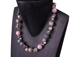 Halskette “Angela”, elegant verflochtene Mischung aus Polaris- Acryl- und Glasperlen in Grau und Rosa auf schwarzem Faden