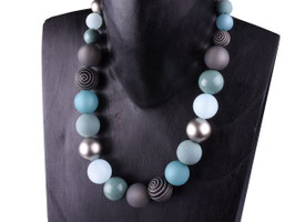 Halskette “Thabea”, elegante Materialmixkette aus Polaris- und verschiedenen Acrylperlen, helle Blau- und Grautöne mit Akzenten Silber metallic (Mod.Nr.2094S22-19)
