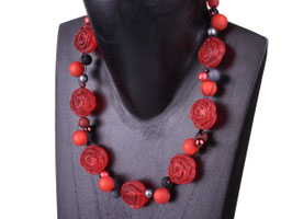 Große Kette 'Josephine', Perlen in Rosenform verflochten mit Polaris- und Glasperlen auf schwarzen Fäden, hellrote Rosen mit Rot- und Grautönen (Mod.Nr. 2344-15)