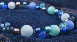 Halskette “Amelie”, elegant verflochtene Mischung aus Polaris- und Glasperlen in Blautönen