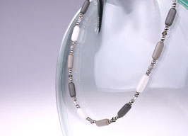 Zarte Damenkette "Bille", elegante Mischung aus Polariszylindern, geschliffenen Glasperlen und versilberten Zylinderperlen, Weiß und Grautöne