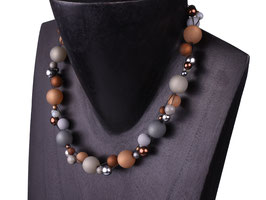 Halskette “Angela”, elegant verflochtene Mischung aus Polaris- Acryl- und Glasperlen in Grau- und Brauntönen auf schwarzem Faden
