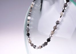 Leichte Halskette 'Erin', Mischung aus original Polaris- und Glasperlen in klassischem Schwarz, Weiß und Grau