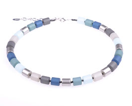 Damenkette “Bärbel” aus Polaris- und metallic lackierten Acrylzylindern in Hellblau, Blau und Grau