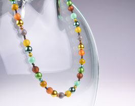 Leichte Halskette 'Erin', Mischung aus original Polaris- und Glasperlen in Grün- und Brauntönen