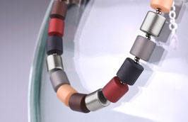 Damenkette “Bärbel” aus Polaris- und metallic lackierten Acrylzylindern in Rot-, Braun- und Grautönen (Mod.Nr. 2196-22)