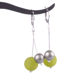Langer Ohrring "Nina", 14mm Polarisperle und eine 10mm große silber lackierte Acrylperle, Neongrün und Silber, Mod.Nr. 2258-28